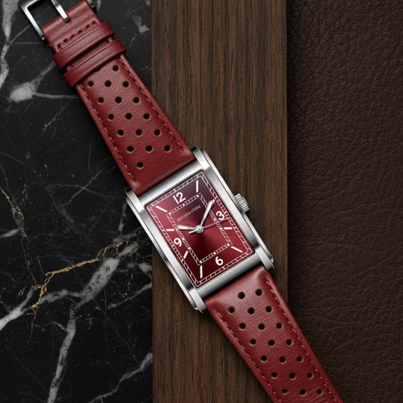Virtus Red — Mostrador Vermelho Com Numerais Romanos E Pulseira De Couro